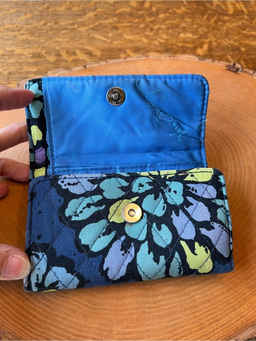 Vera Bradley Kisslock Tri-fold Wallet in “Indigo Pop” - Picture 4 of 7